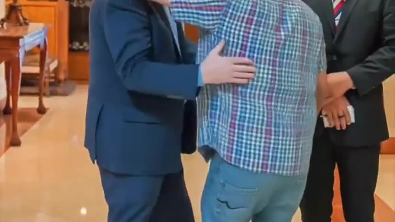 Chris Van Hollen meets with Kilmar Abrego Garcia in El Salvador