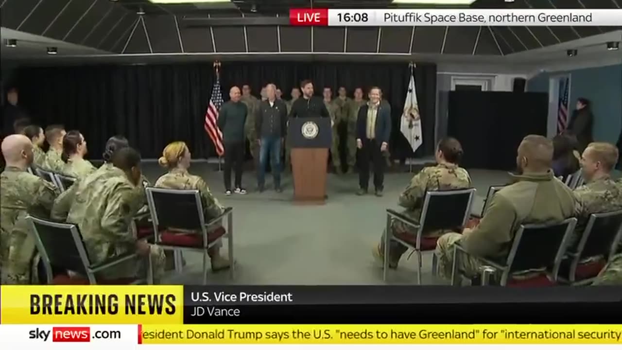Il vicepresidente JD Vance inizia il discorso alla base aerea di Pittufik in Groenlandia
