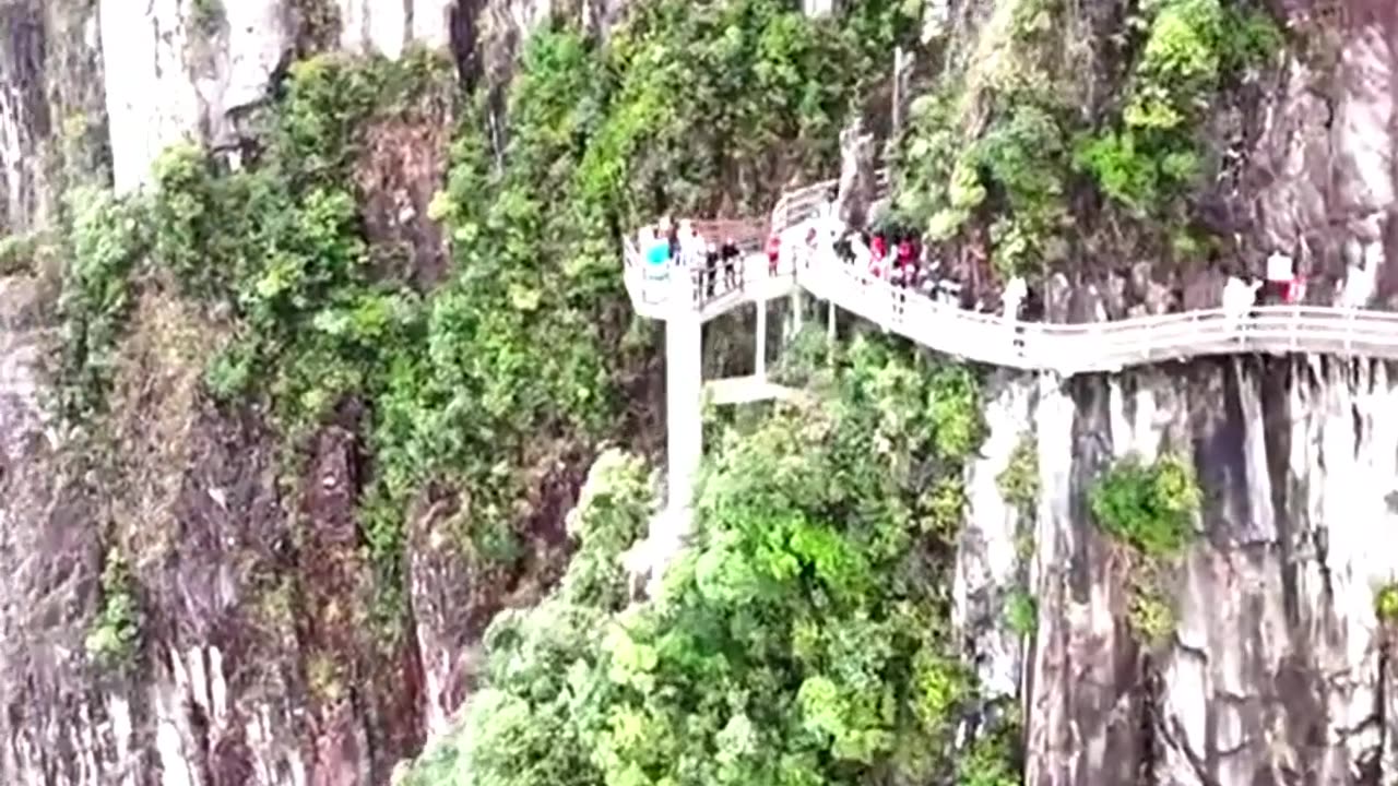 Walking Above Clouds – Unreal View!