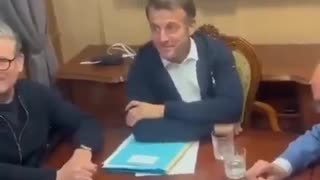 Macron rychle schoval sáček s bílým práškem