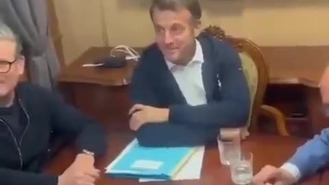 Macron rychle schoval sáček s bílým práškem