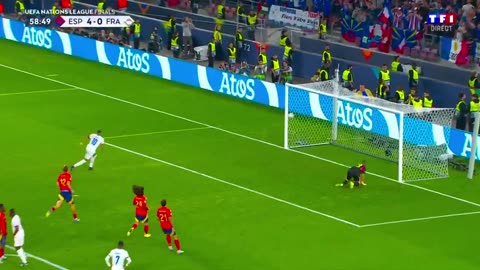 Mbappé from the spot to pull one back for France! 🇫🇷