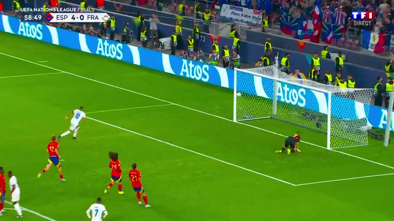 Mbappé from the spot to pull one back for France! 🇫🇷