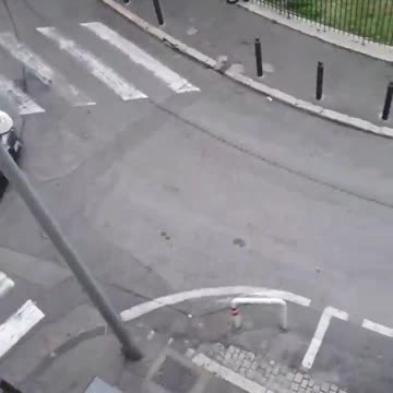 🚨🇫🇷 African migrants brutally attack and rob elderly Frenchman.