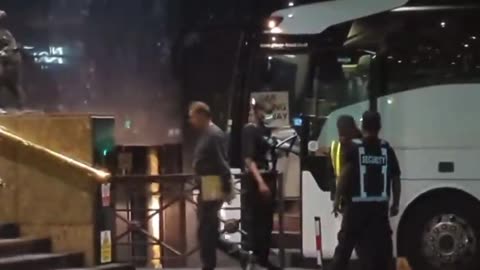 🚨CANARY WHARF BRITANNIA HOTEL Illegal Immigrants being sneaked in...