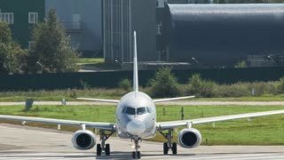 El primer vuelo del SJ-100, construido completamente con piezas rusas