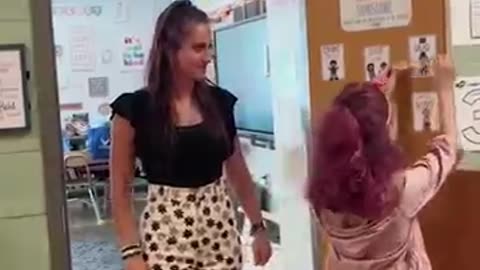 Incredible: This teacher gives her students the love they need ❤️