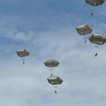 件名:ホワイトハウス郊外プールレポート #8 600人の空挺部隊、砲兵展示