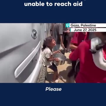 Una bambina palestinese schiacciata dalla disperazione per la fame.