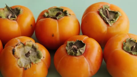 What are the benefits of persimmons?
