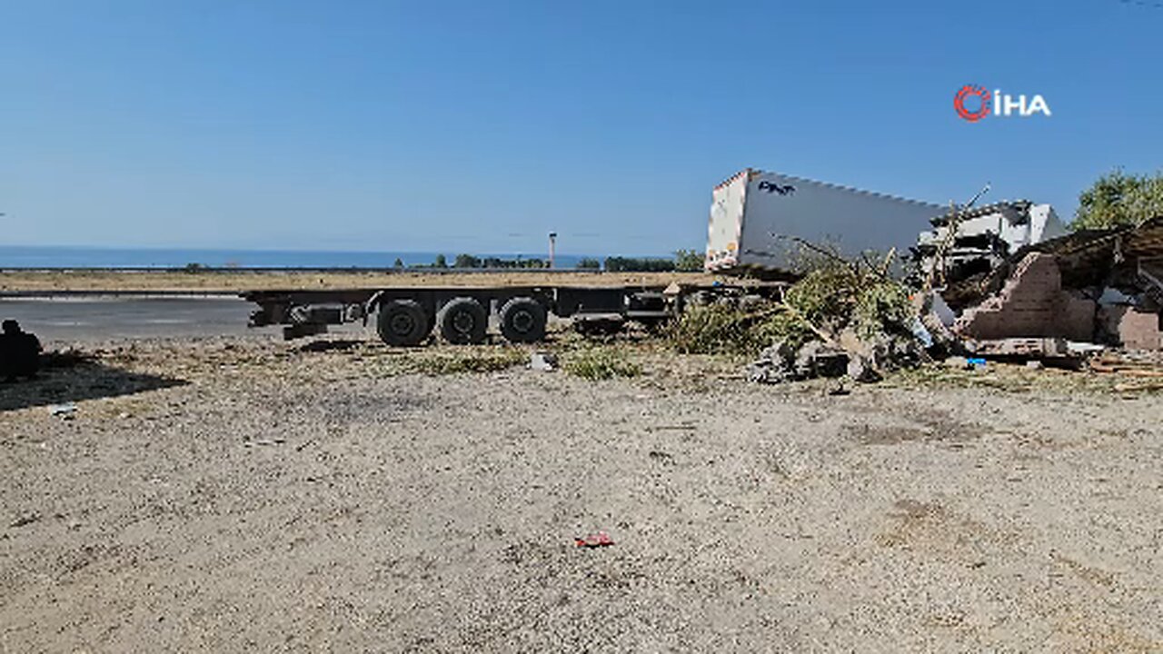 Adilcevaz'da meyve suyu yüklü tır devrildi
