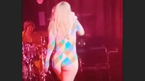 Pop singer Lorde showing cake
