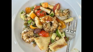 Taverna Salad with Za’atar Shrimp – A Greek-Inspired Lunch Worth Craving