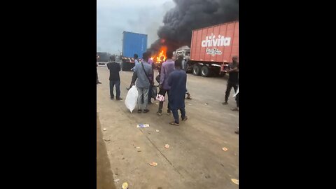 : fire trending federal road , olowotedo, asesee, Ogun state ,Nigeria