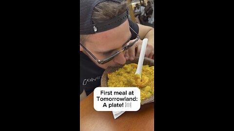 Having a plate as your first meal at Tomorrowland is next level! 🍽️ 🤣