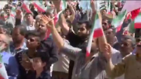 Iranit i ndizet simboli i hakmarrjes, flamuri i kuq valëvitet në xhami