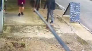 Delincuentes apuntan a niña de 13 años durante asalto en Buenos Aires
