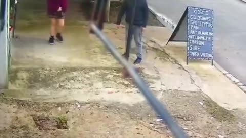 Delincuentes apuntan a niña de 13 años durante asalto en Buenos Aires