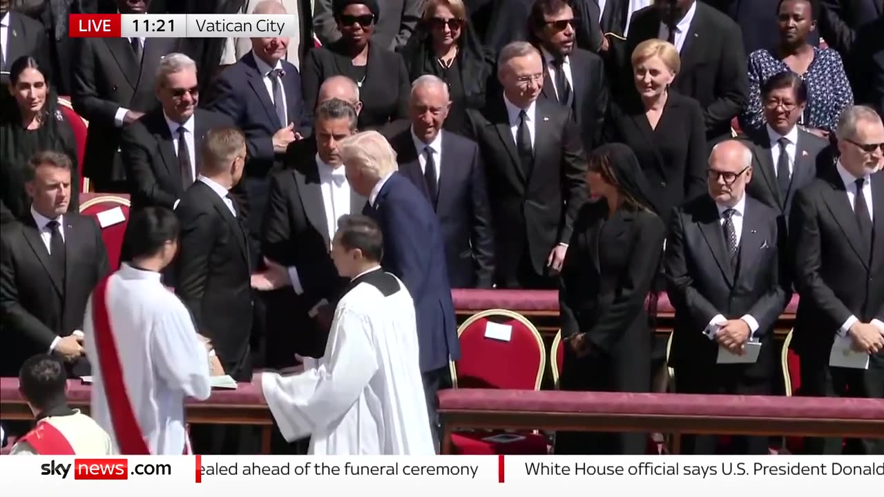 Trump and Macron take part in 'sign of peace'