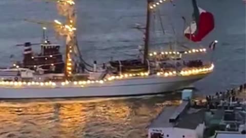 Two dead as Mexican Navy ship crashes into Brooklyn Bridge | Mexican Sail Training Ship Loses Power