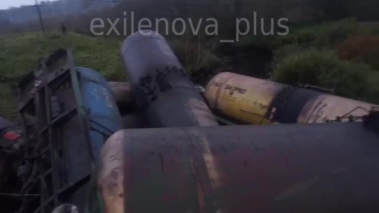 🚂 A diesel locomotive carrying 15 tank cars derailed in the Luzhsky district of St. Petersburg.