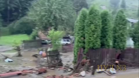 В Румынии из-за сильного наводнения погибли три человека: