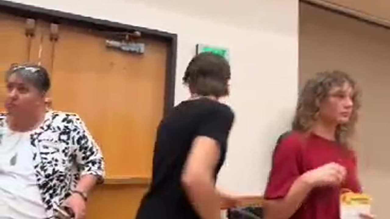 Kirk zastřelen během vystoupení. ZEMŘEL 4