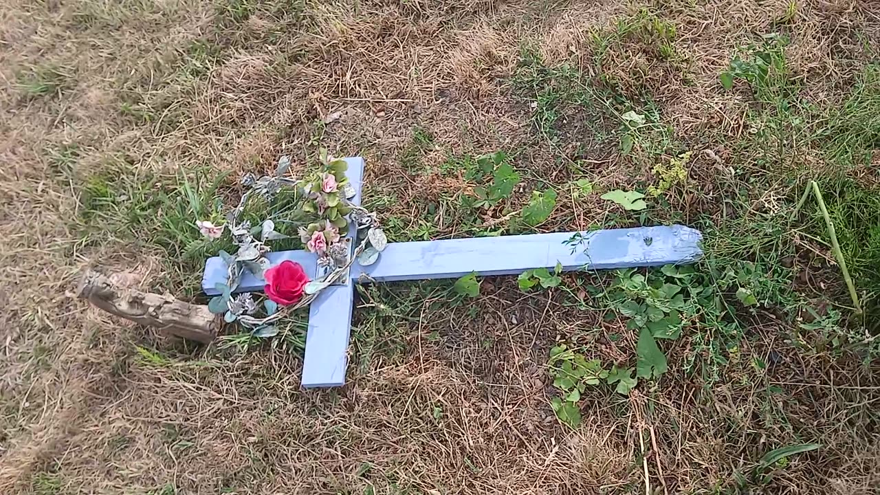 Carmelitas cross returned to her grave