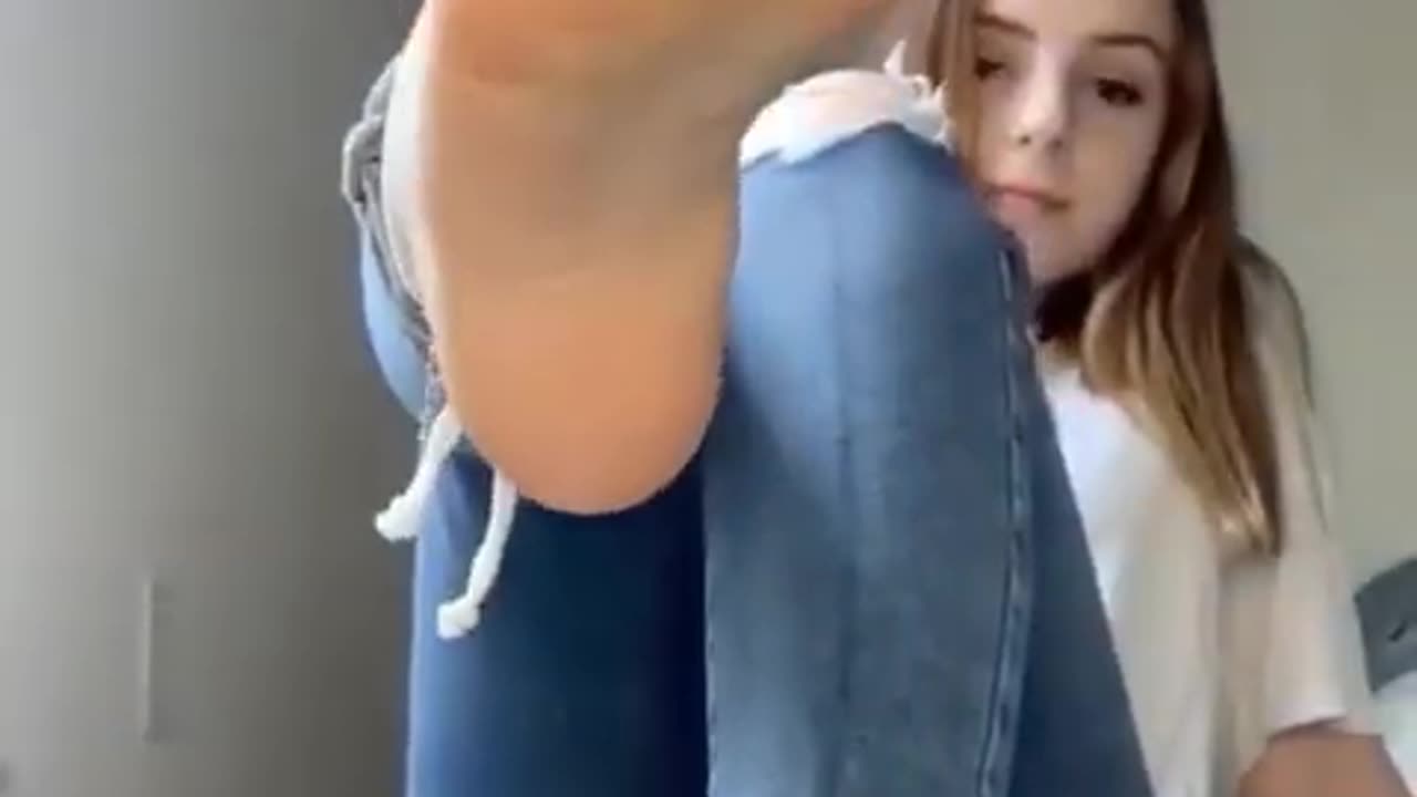 Teen removes her vans joi