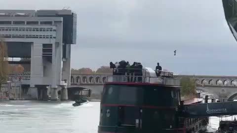 Un militaire survole la Seine en hoverboard