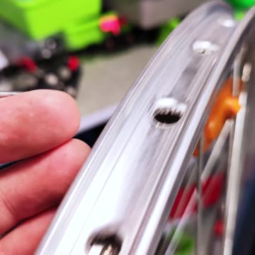 Your bicycle wheel makes a noise. How to remove the noise from your bike wheel