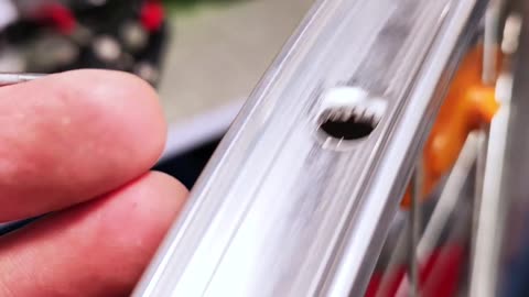 Your bicycle wheel makes a noise. How to remove the noise from your bike wheel