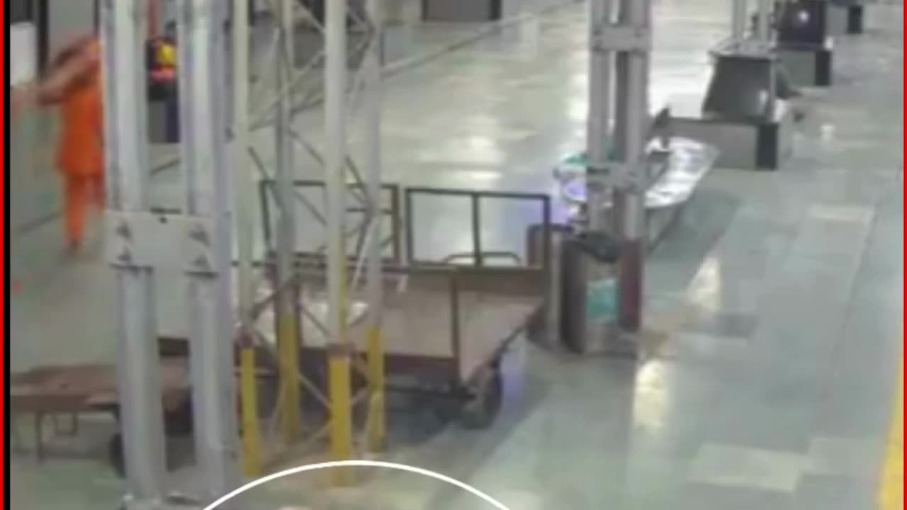 RPF Constable Saves Elderly Man From Falling Under Moving Train at Betul Station
