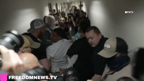 NYC Federal Courthouse 'ERUPTS IN CHAOS' as ICE Detains Migrants while Activists are Confronting ICE
