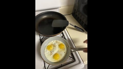 Cooking eggs 🍳