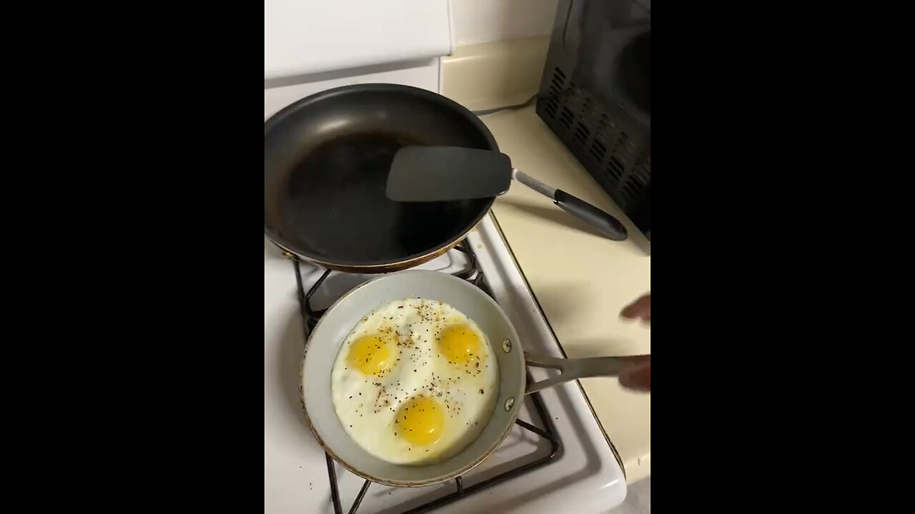 Cooking eggs 🍳