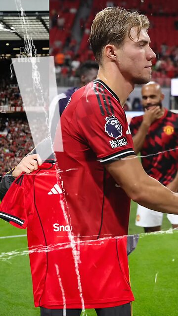 Former Manchester United star phoned Rasmus Hojlund this weekend in an attempt to convince the strik