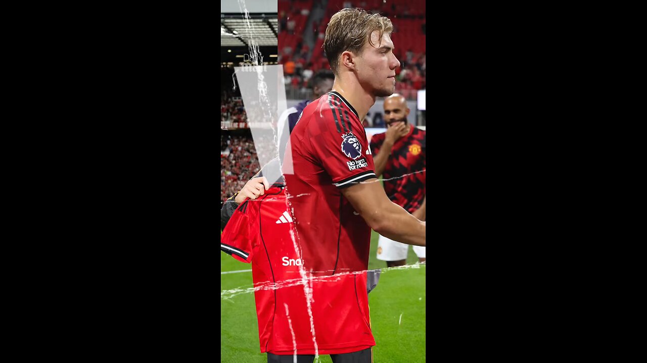 Former Manchester United star phoned Rasmus Hojlund this weekend in an attempt to convince the strik