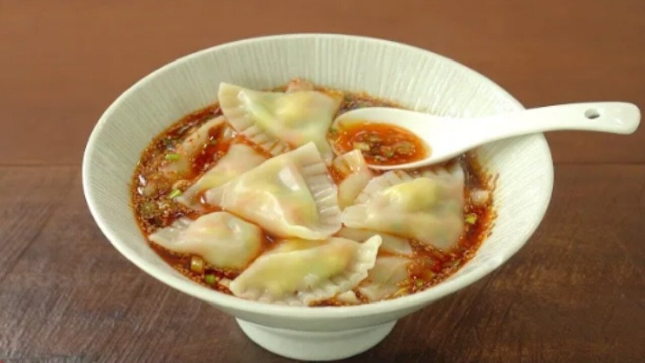 Easy Chinese style spicy dumpling soup with vegetables :: how to make bite sized dumplings 🥟 😍🥰
