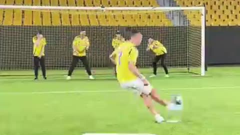 Must Watch: How Many People To Stop Ronaldo?