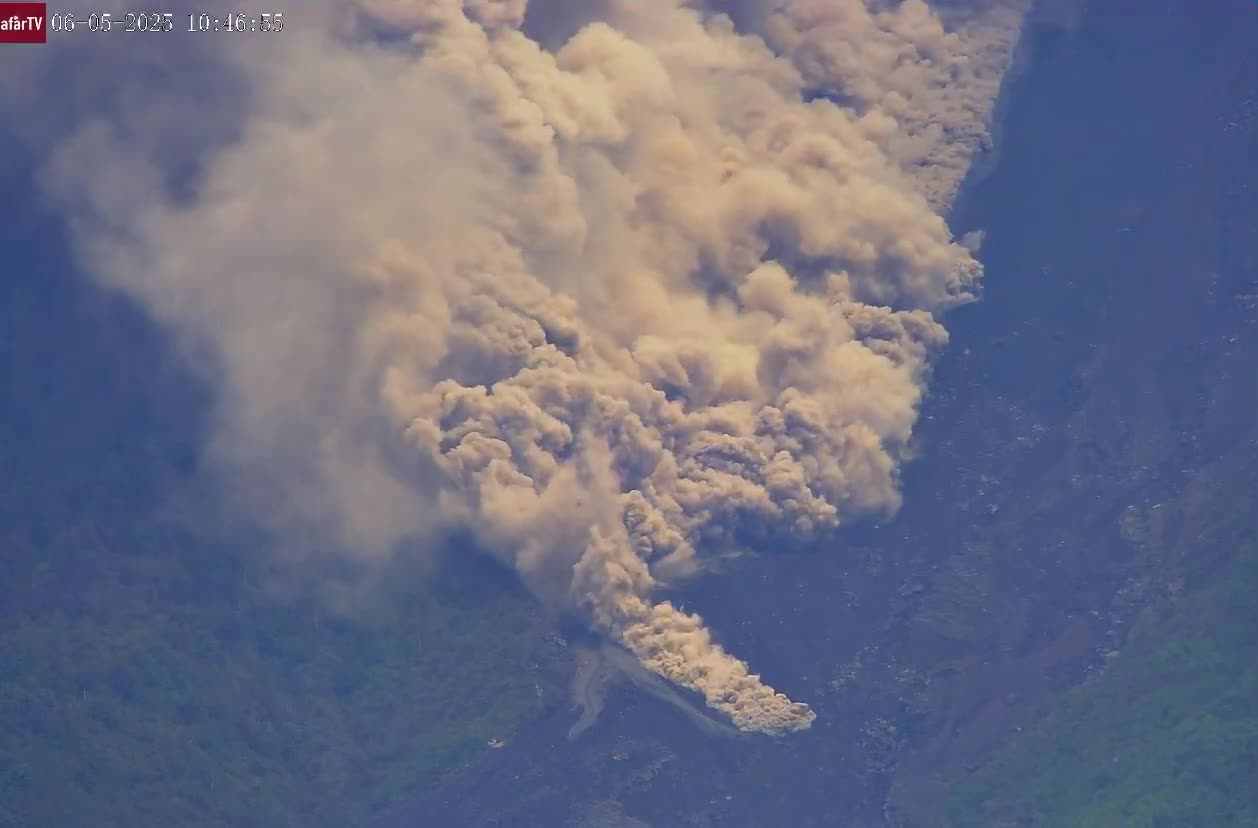 Pyroclastic flow NOW at Fuego in Guatemala…