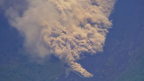 Pyroclastic flow NOW at Fuego in Guatemala…