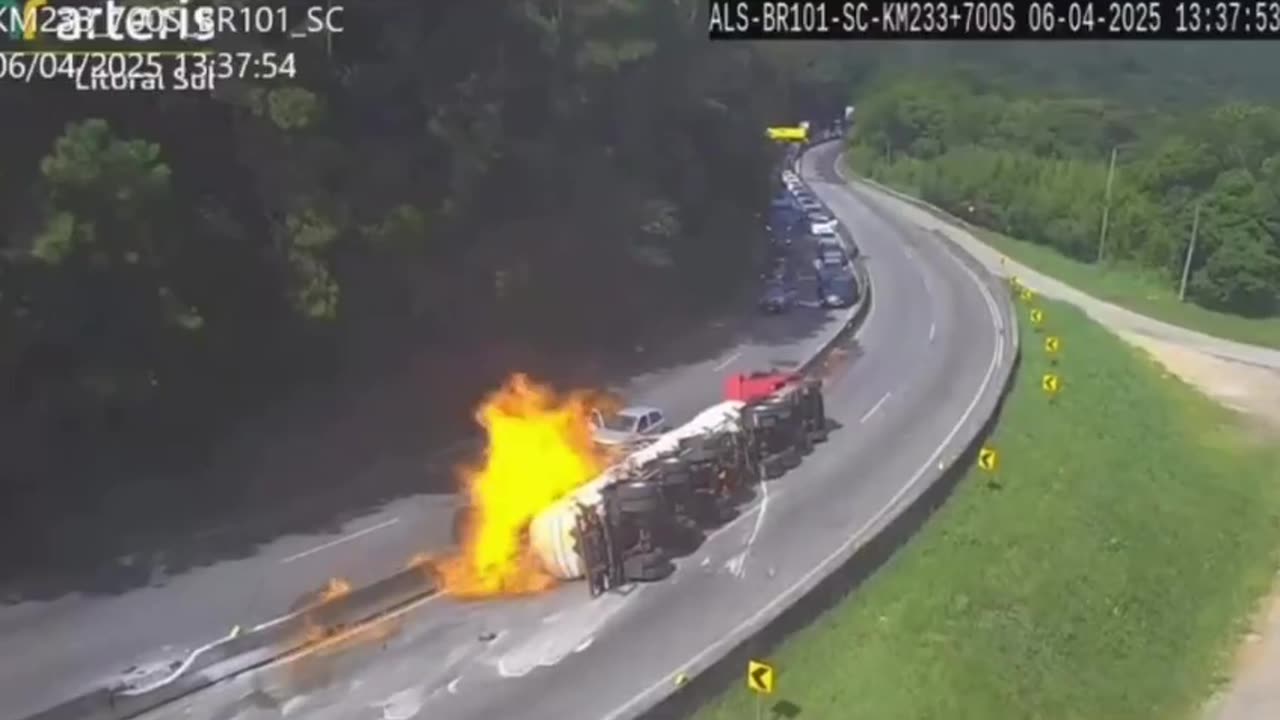 WATCH: Video shows moment fuel truck overturns on BR-101 in Palhoça, Brazil.