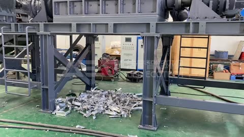 GD8 Twin-Shaft Shredder Processing φ300mm Aluminum Tubes!