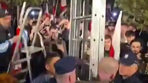 To wygląda, jak jakieś powstanie. Jak nowa "Wiosna Ludów".