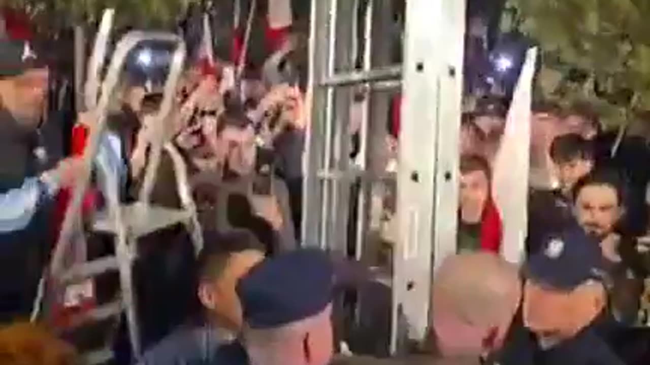 To wygląda, jak jakieś powstanie. Jak nowa "Wiosna Ludów".