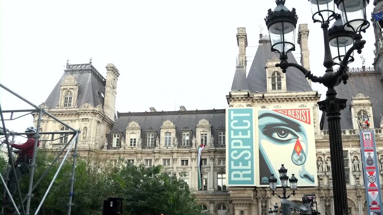 Activists, Paris lawmakers unfurl Palestinian flag at city hall