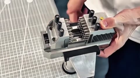 K-ONEThe World’s First Electric Precision Desktop Vise by KONINK