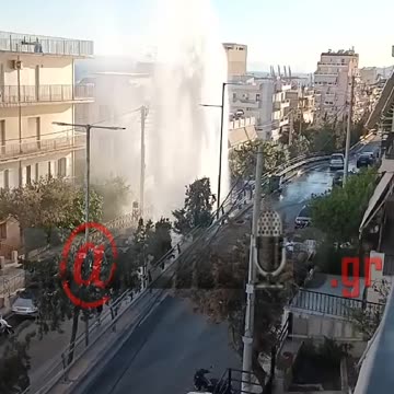 Συντριβάνι στη... μέση του δρόμου