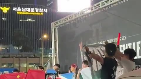 The Chinese CCP banner behind South Korea's presidential election fraud was torn apart.